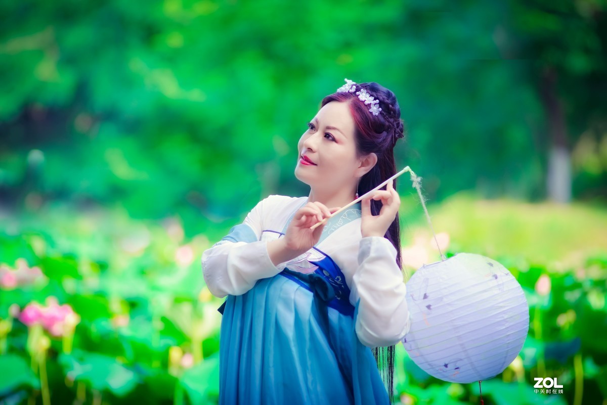 风含翠篠娟娟净，雨裛红蕖冉冉香...