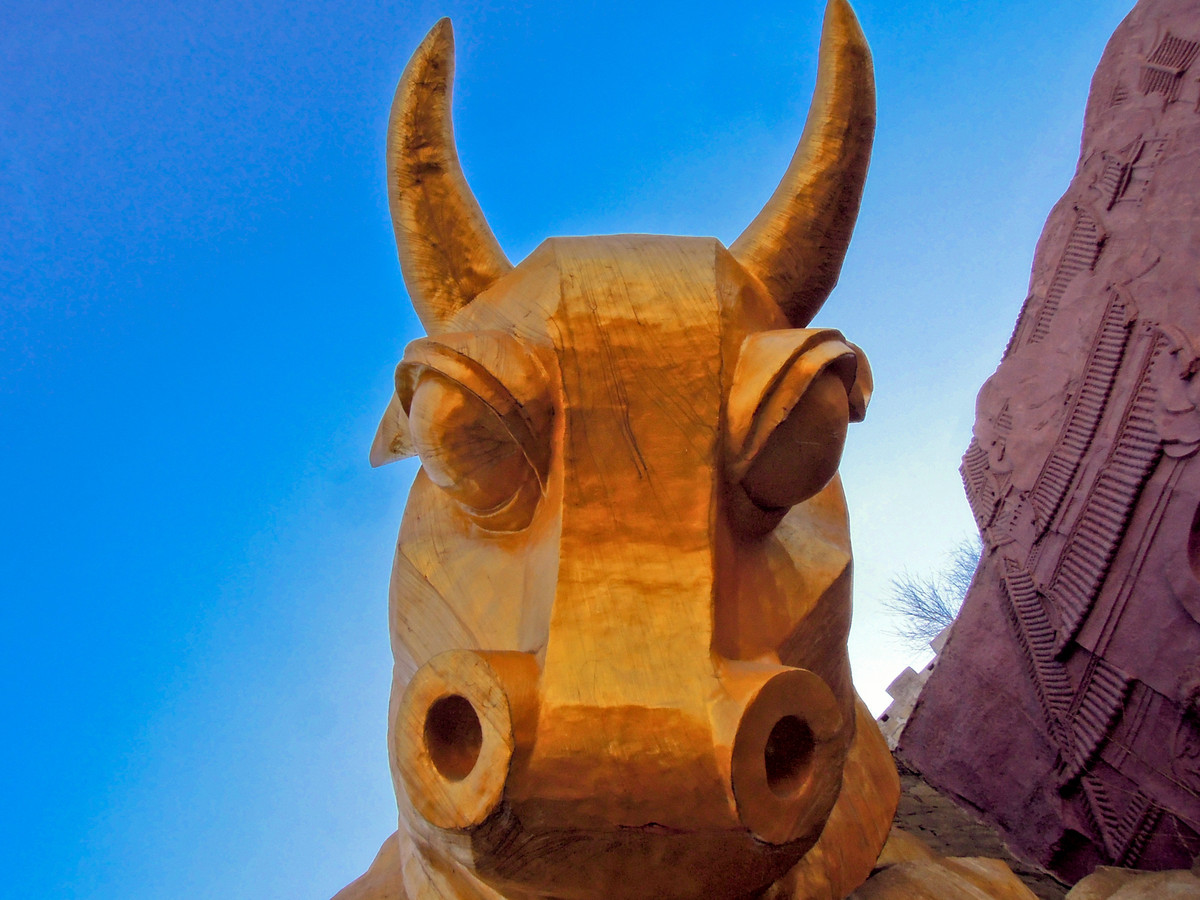 太原古交金牛桥头望金牛