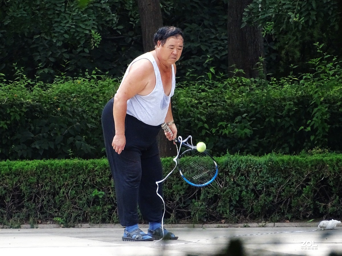 自己在打球的老人