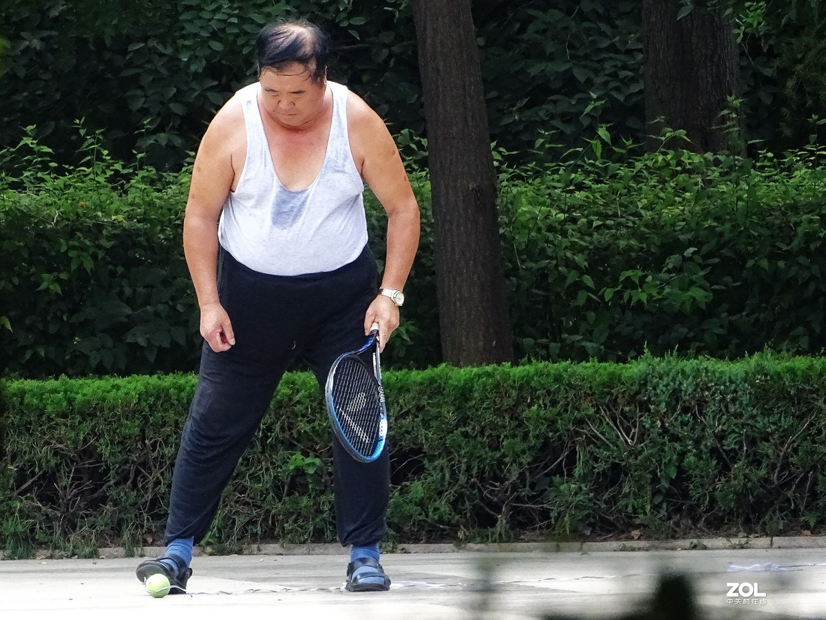 自己在打球的老人