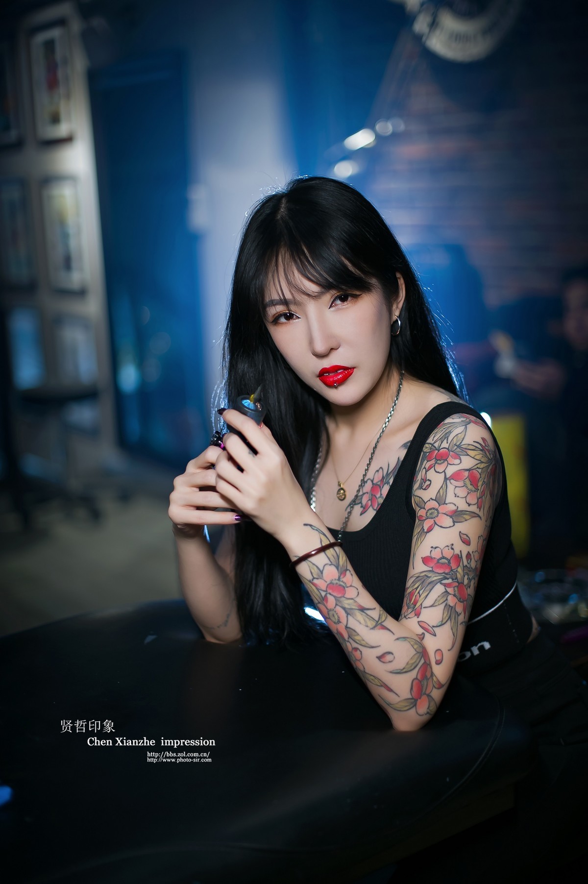 ---- 【 美 女 纹 身 师 】 ----