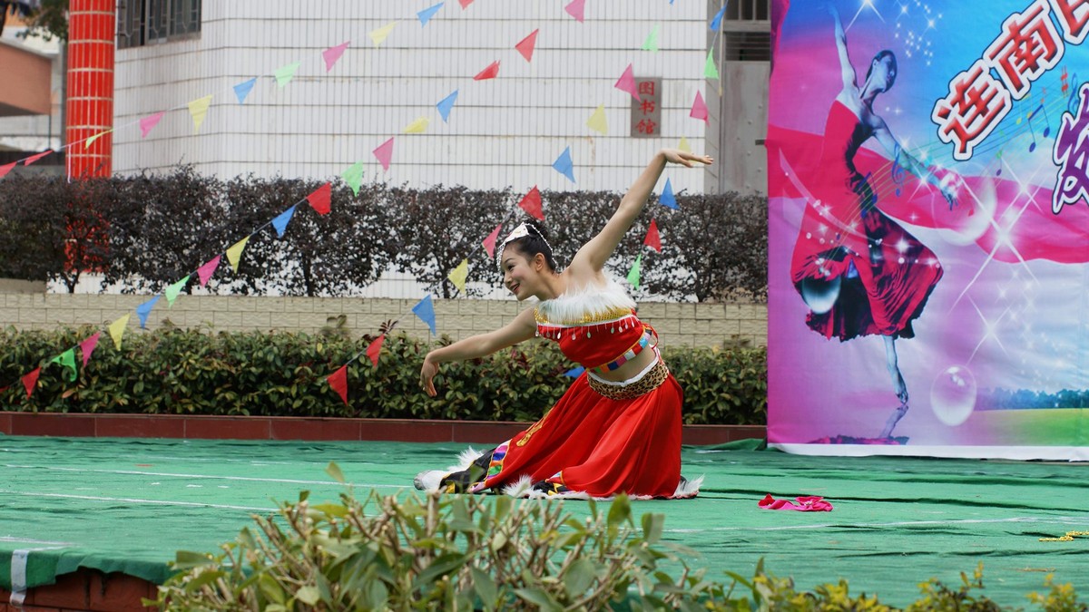 校园内文艺演出