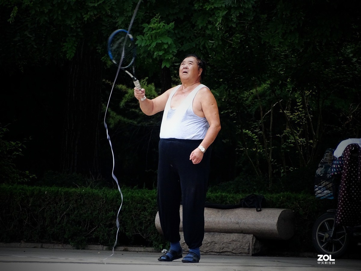 自己在打球的老人