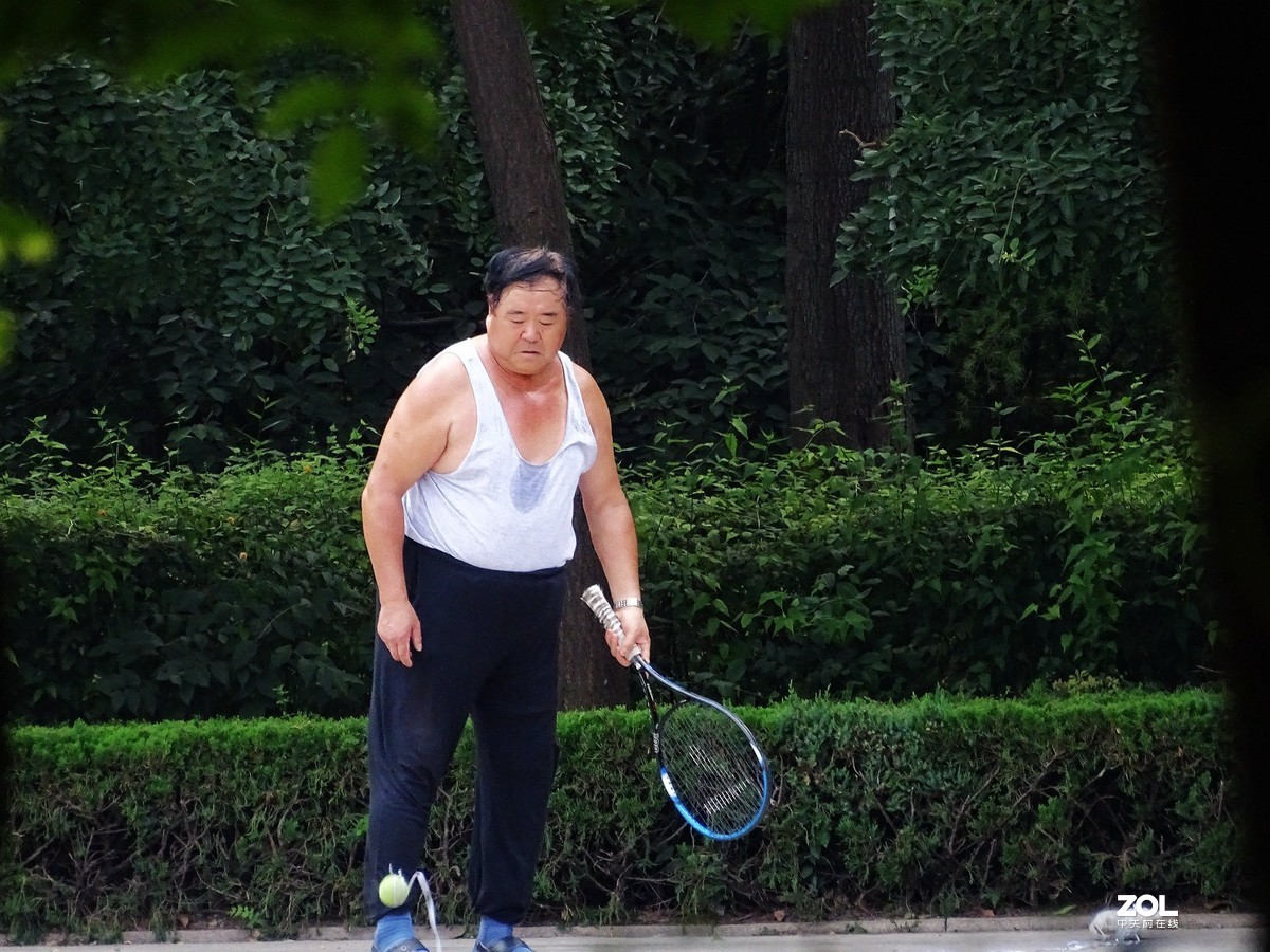 自己在打球的老人