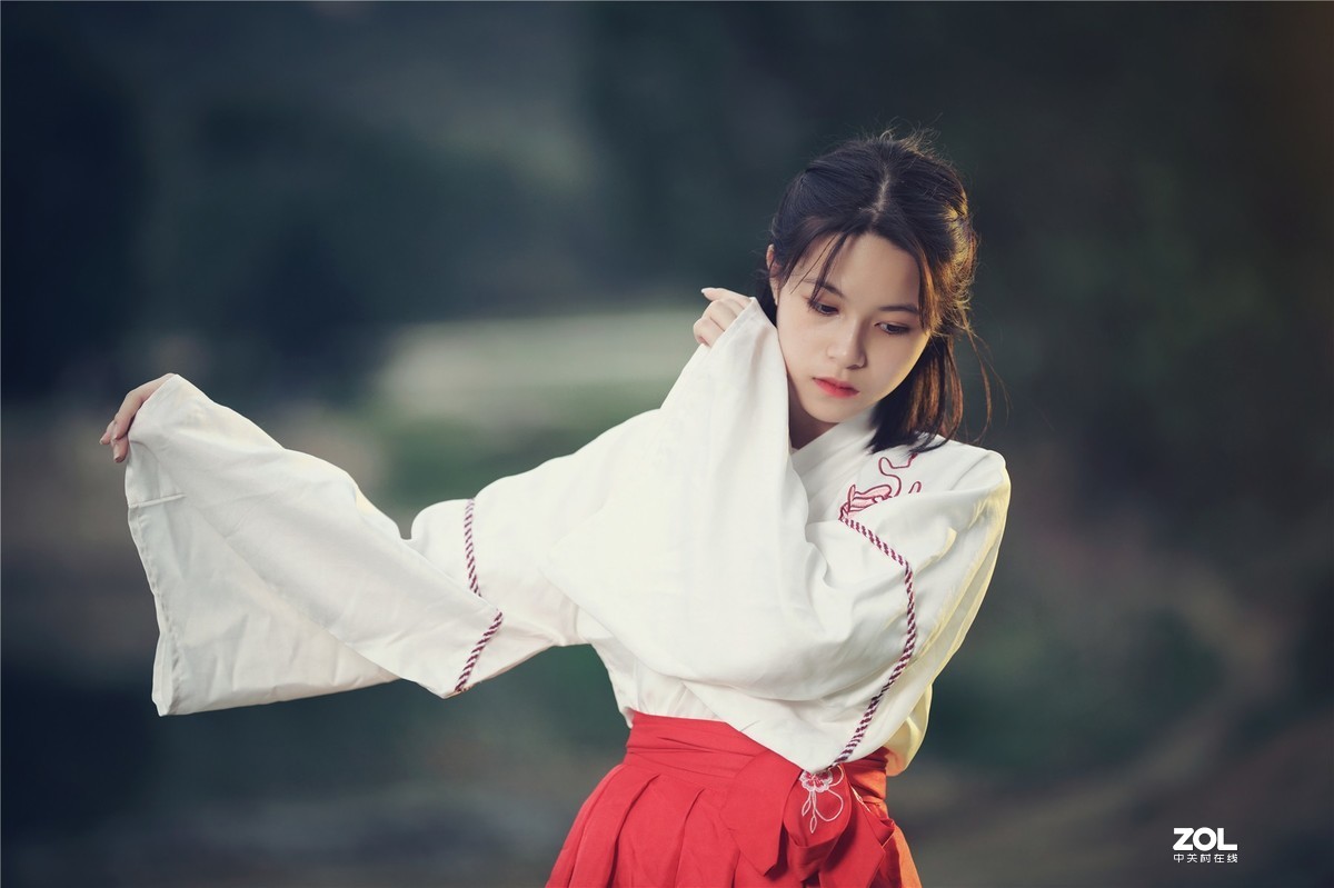 云想衣裳花想容，春风拂槛露华浓