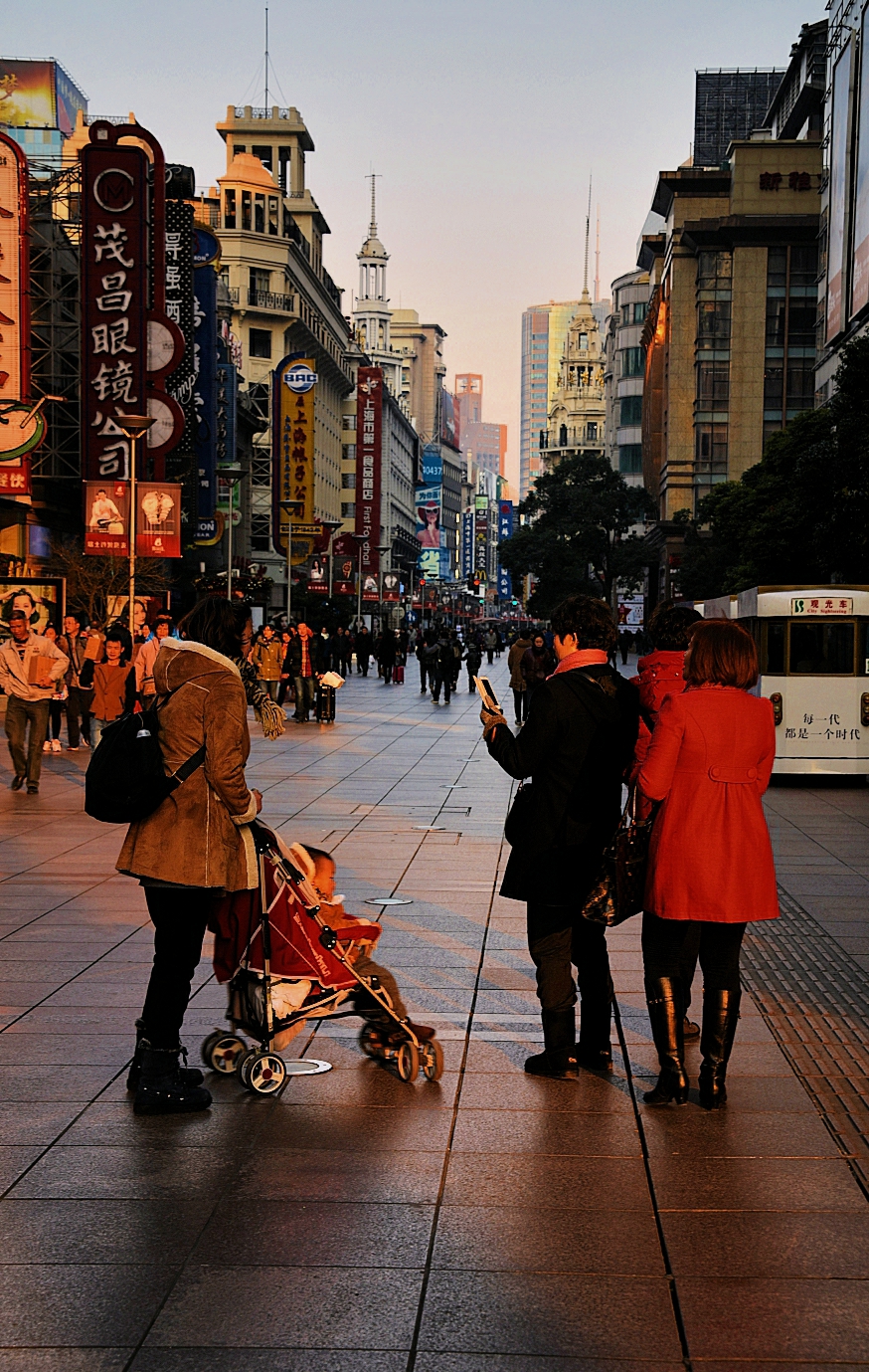 雾霾下的上海南京路