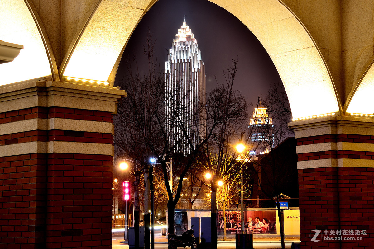 天津民园体育场夜景