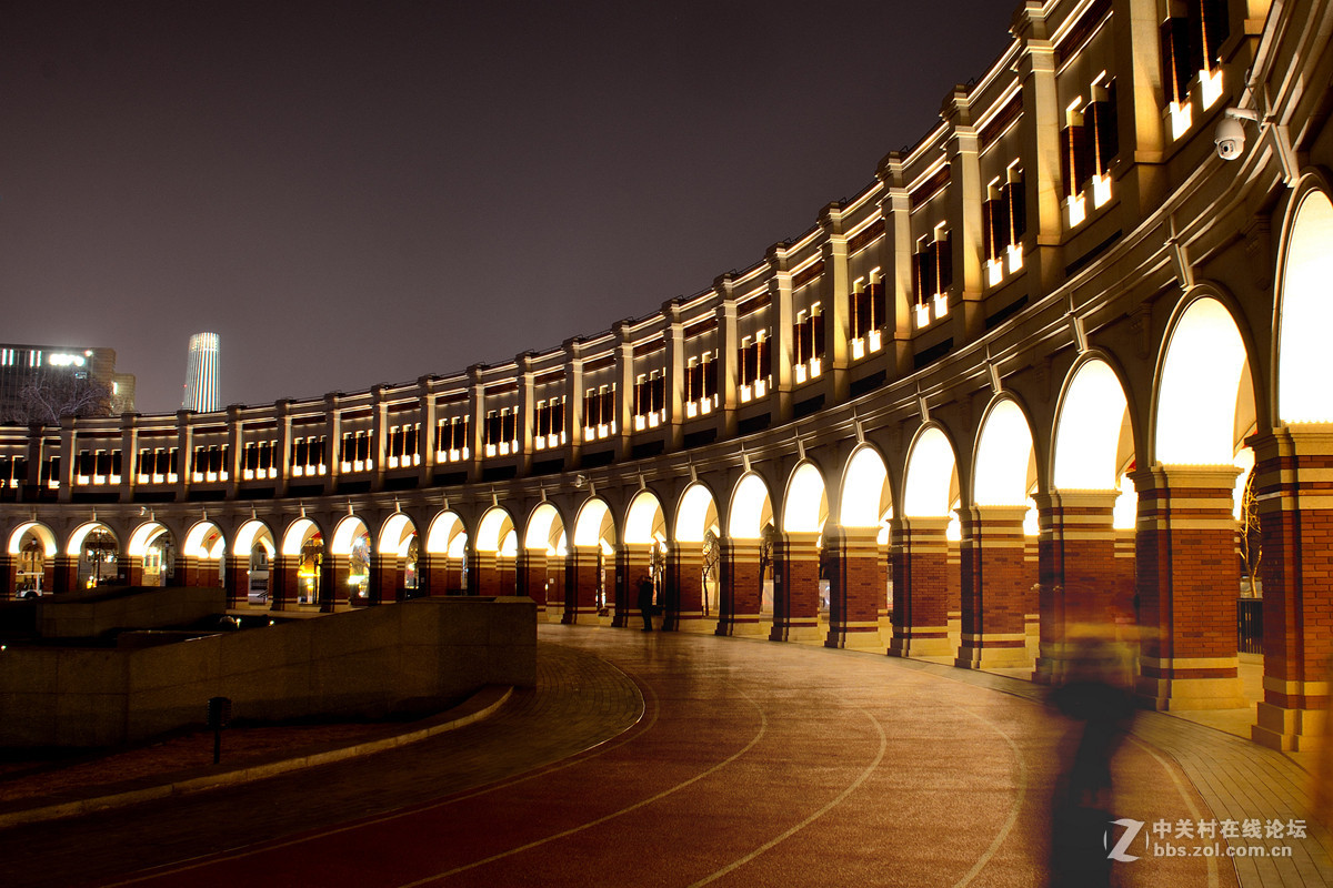 天津民园体育场夜景