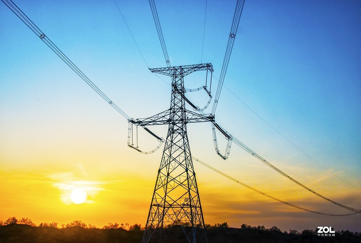 美丽的新疆之路边的景色日落高压线塔