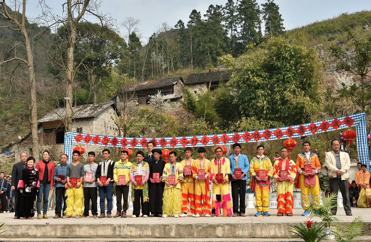 #喜羊羊中国年民俗摄影大赛#《迎新春、民间传统舞狮比赛》。