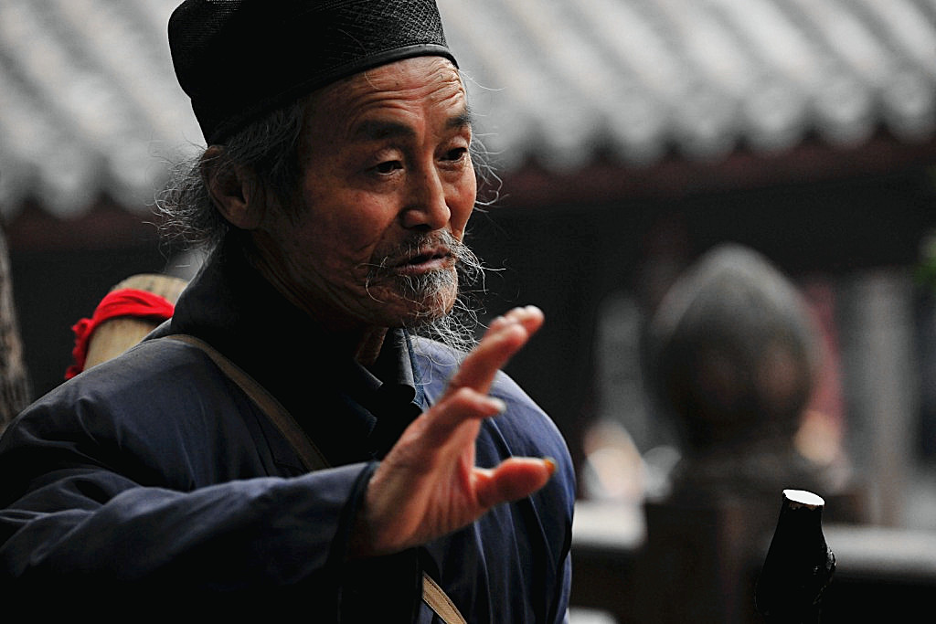 云游的道士看望云雾求索好友