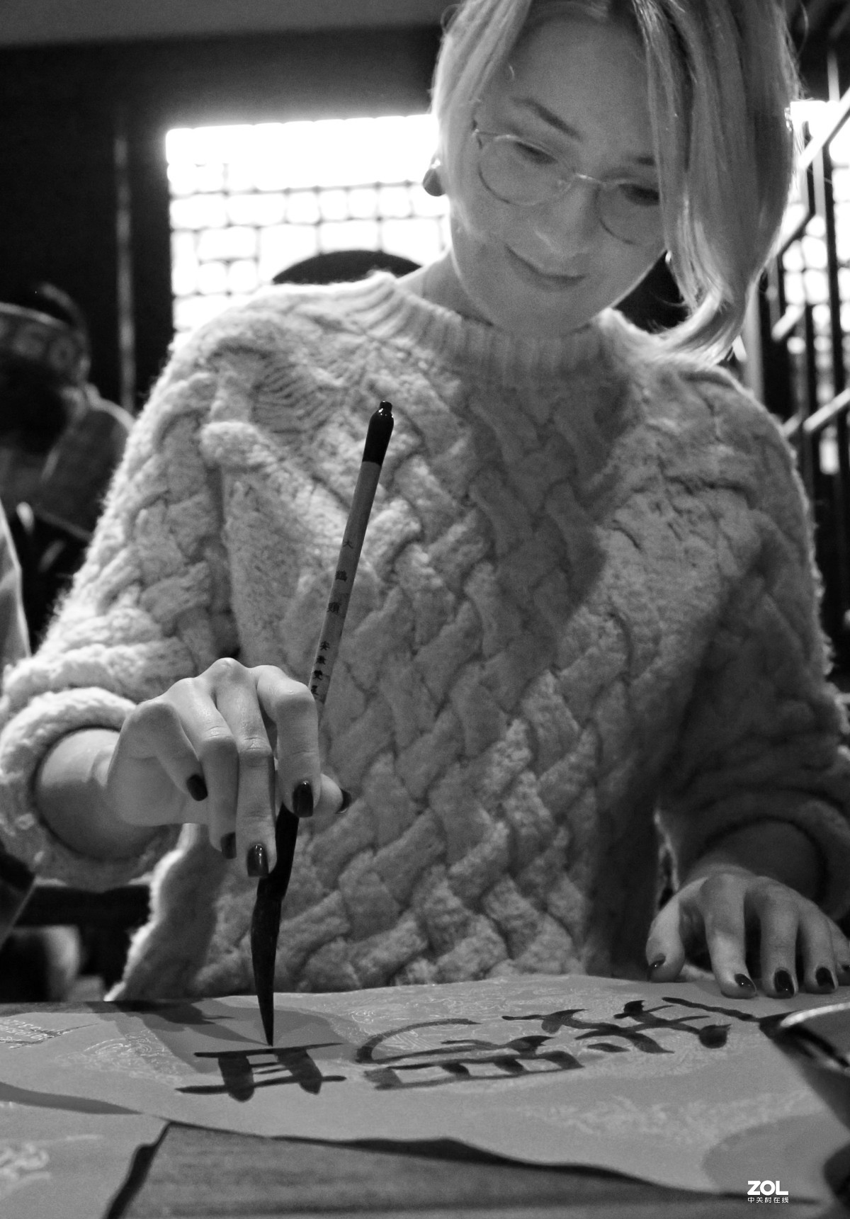 外国人学写中国字