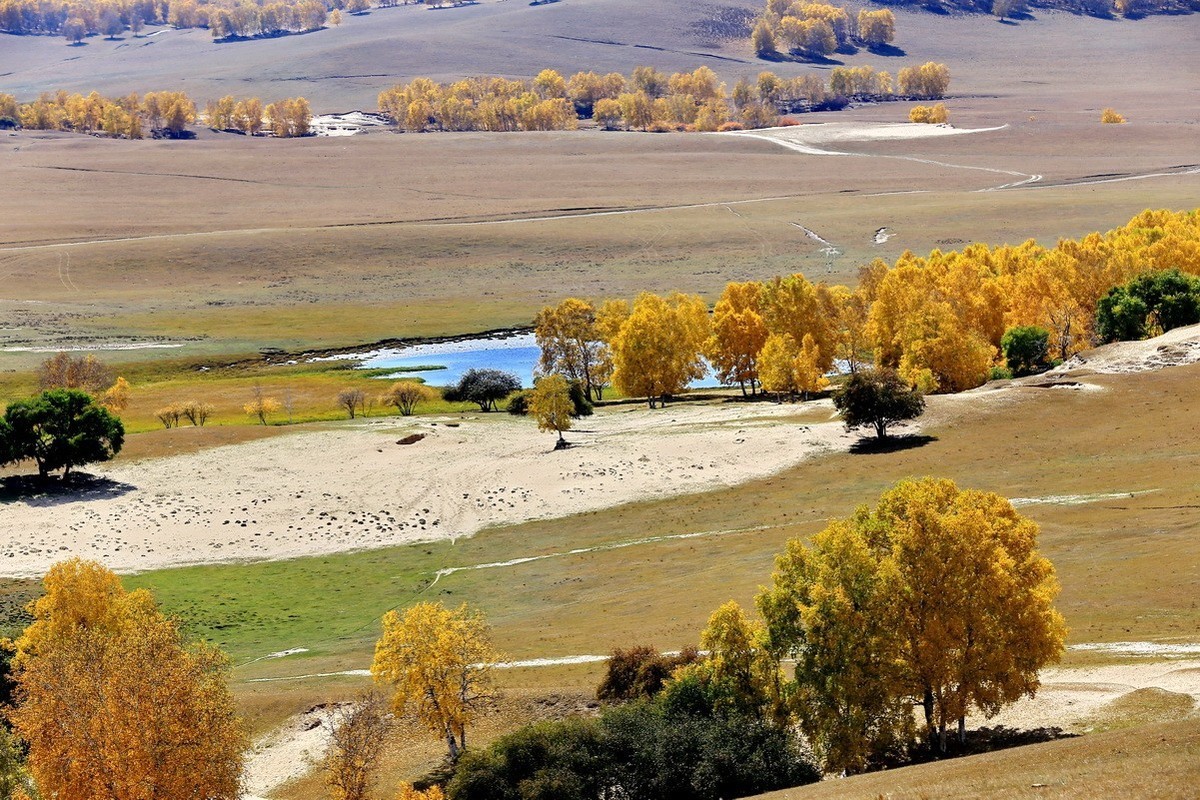 #大摄影佳# 自驾车穿越乌兰布统，欣赏沿途美景。