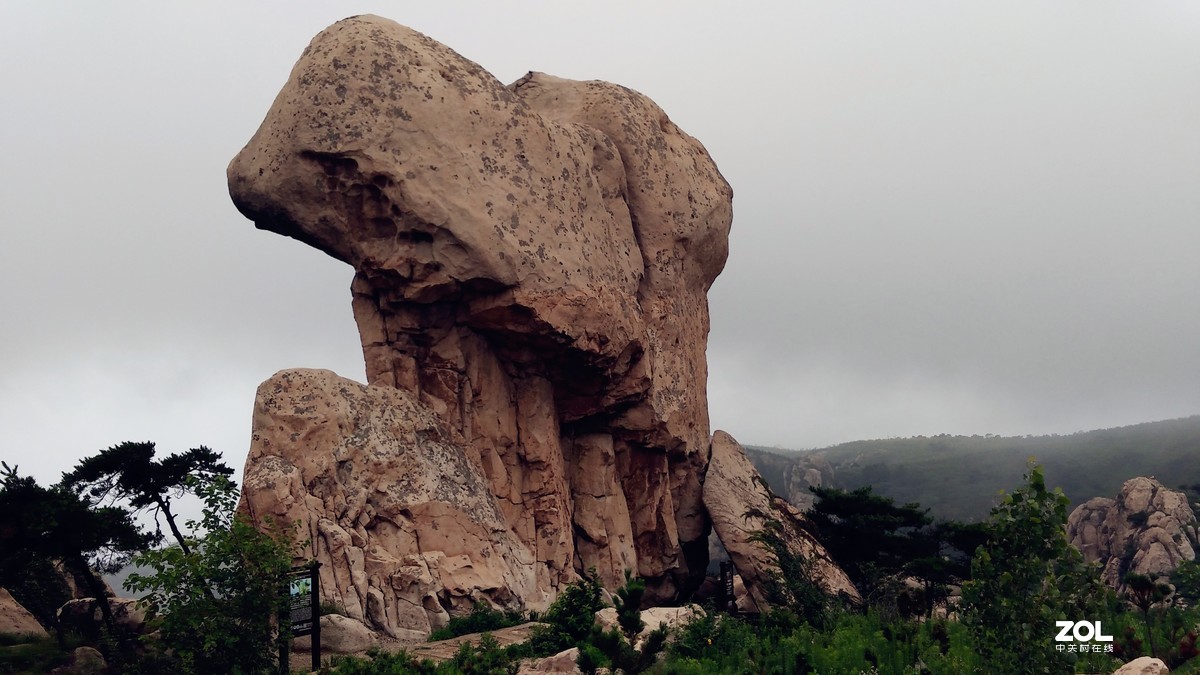 九仙山龙潭大峡谷、五莲山光明寺，被苏轼赞为奇秀不减雁荡。