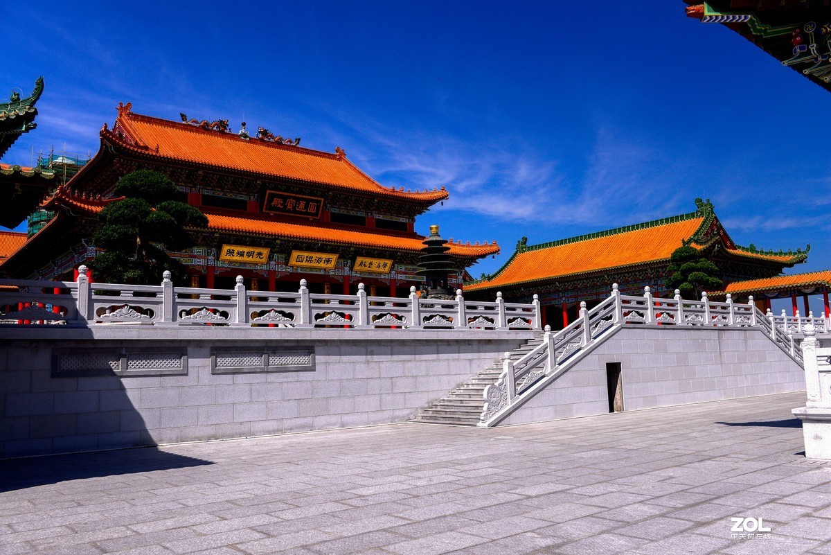 蓝蓝的天，阳江的海边。UV与偏振镜叠加产生的暗角。