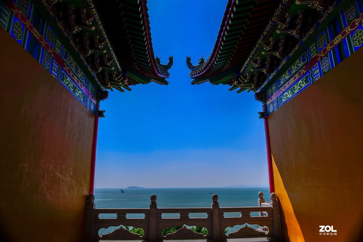 蓝蓝的天，阳江的海边。UV与偏振镜叠加产生的暗角。