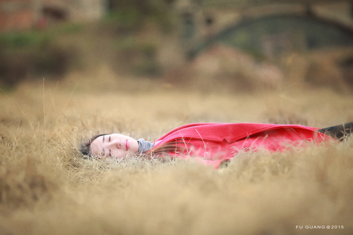 孤单的我只有小熊陪伴