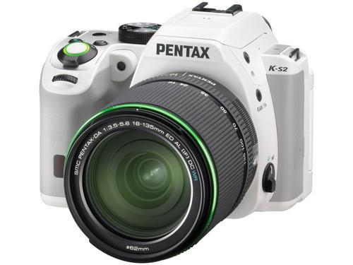 具备高端机性能的世界最小注1的防尘防滴可换镜头数码相机「PENTAX K-S2」新上市