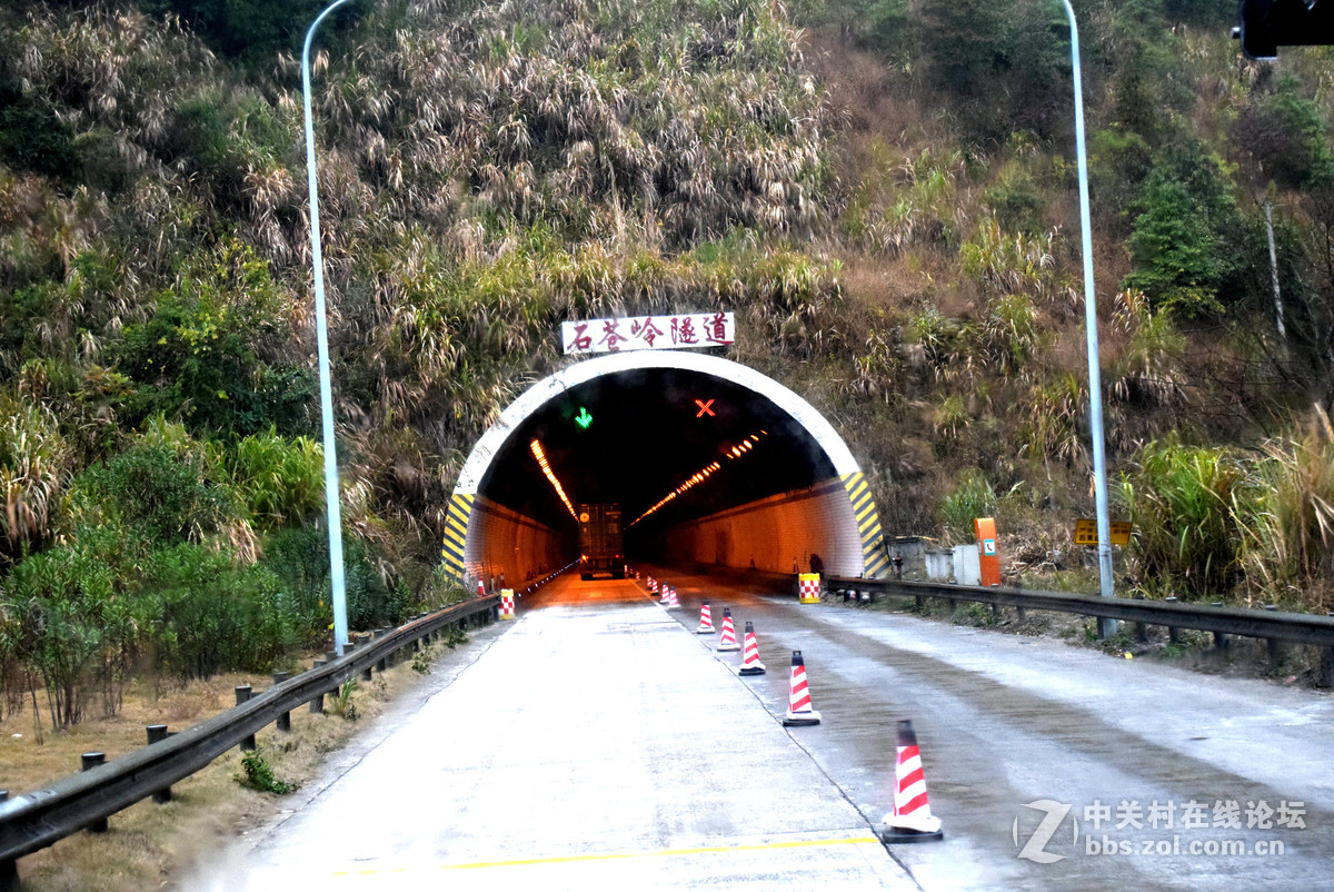 一組高速公路遂道的照片