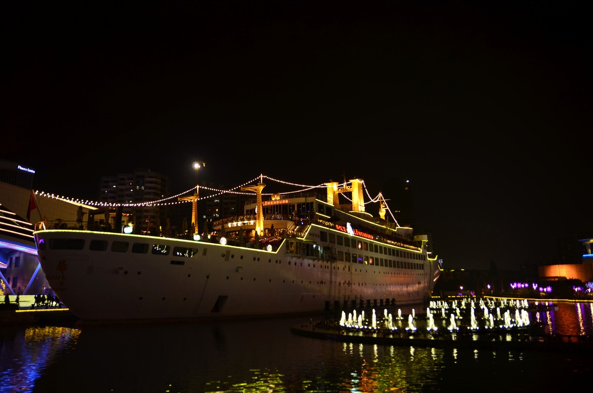新入手的适马1750处女作南山海上世界夜景手持