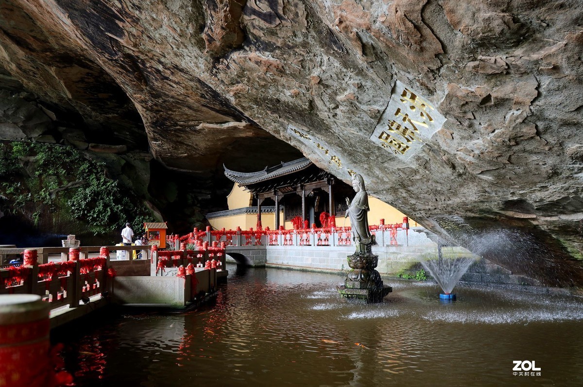 万洲大瀑布水帘洞中的观音廟、环山栈道