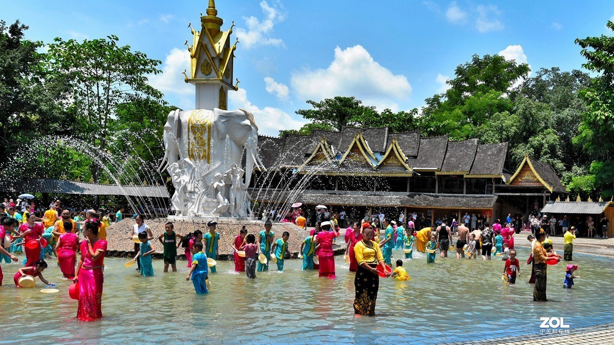傣族风情风俗泼水广场