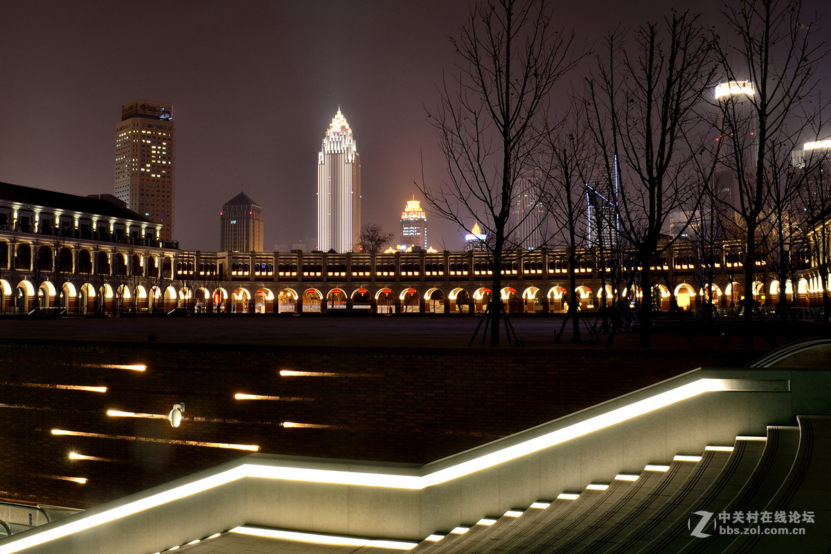 天津民园体育场夜景