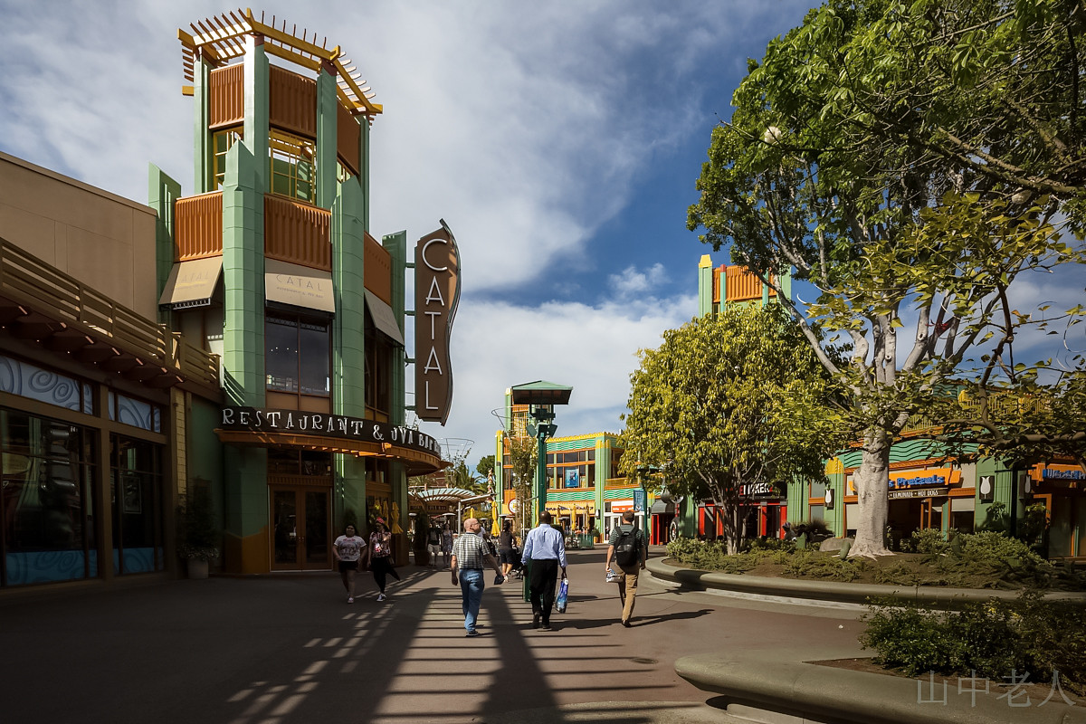 横版彩色的小镇迪士尼城的步行街3678