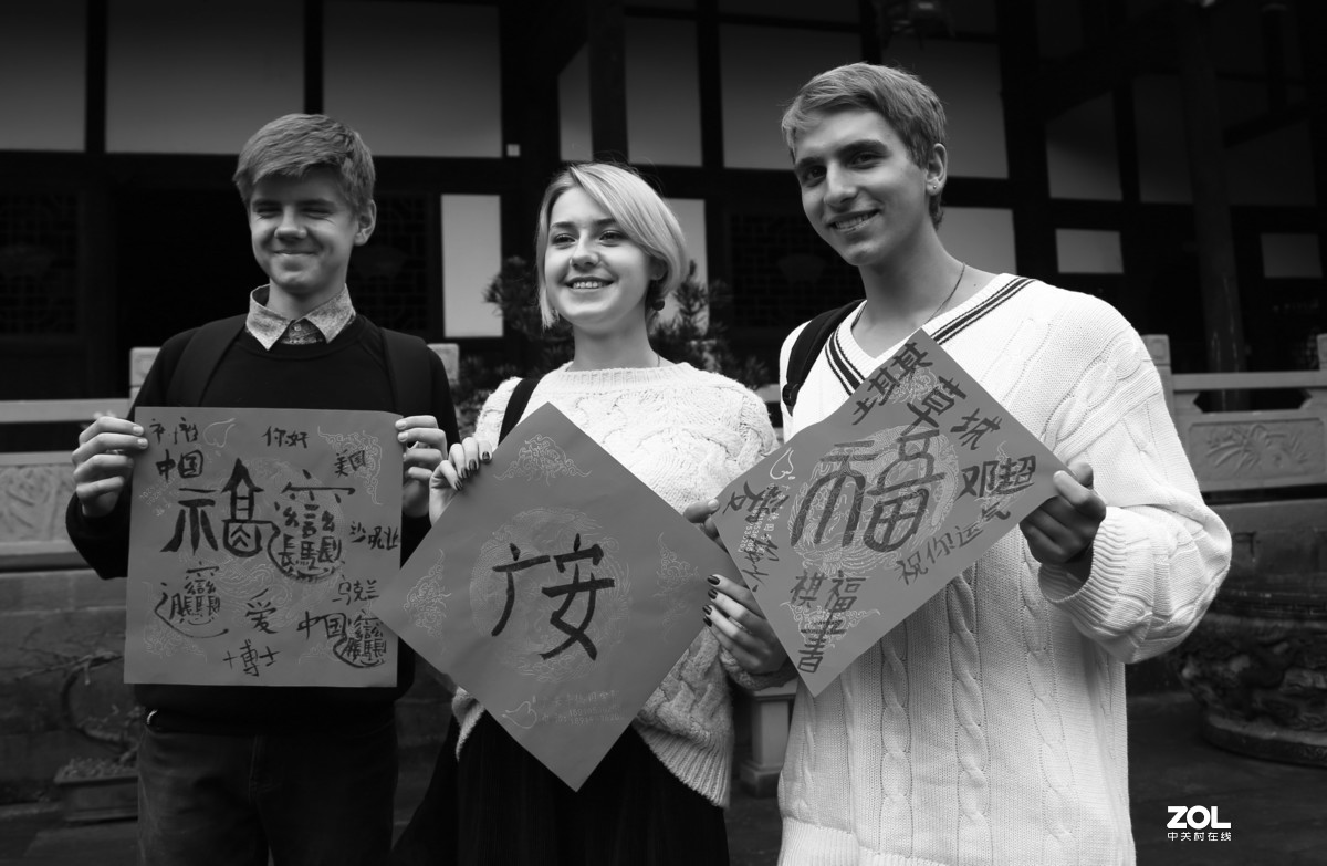 外国人学写中国字