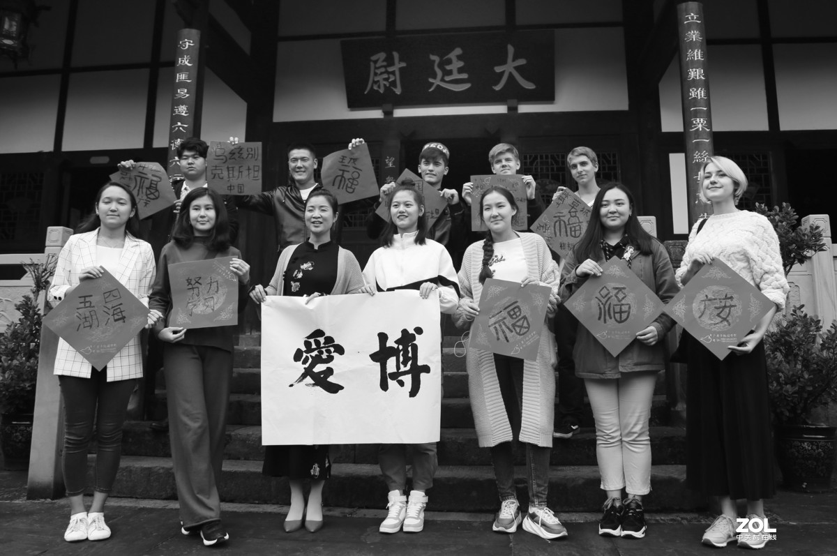 外国人学写中国字