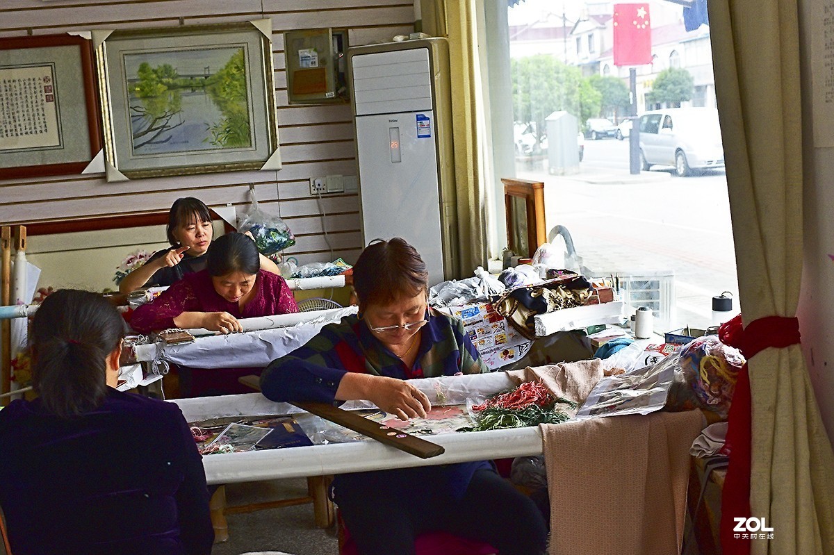 绣娘----摄于苏州市镇湖刺绣一条街