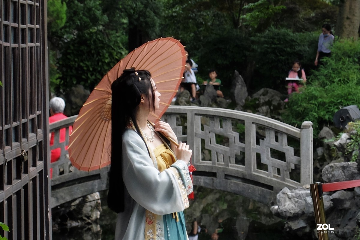 红伞女——摄于【偶遇】上海桂林公园