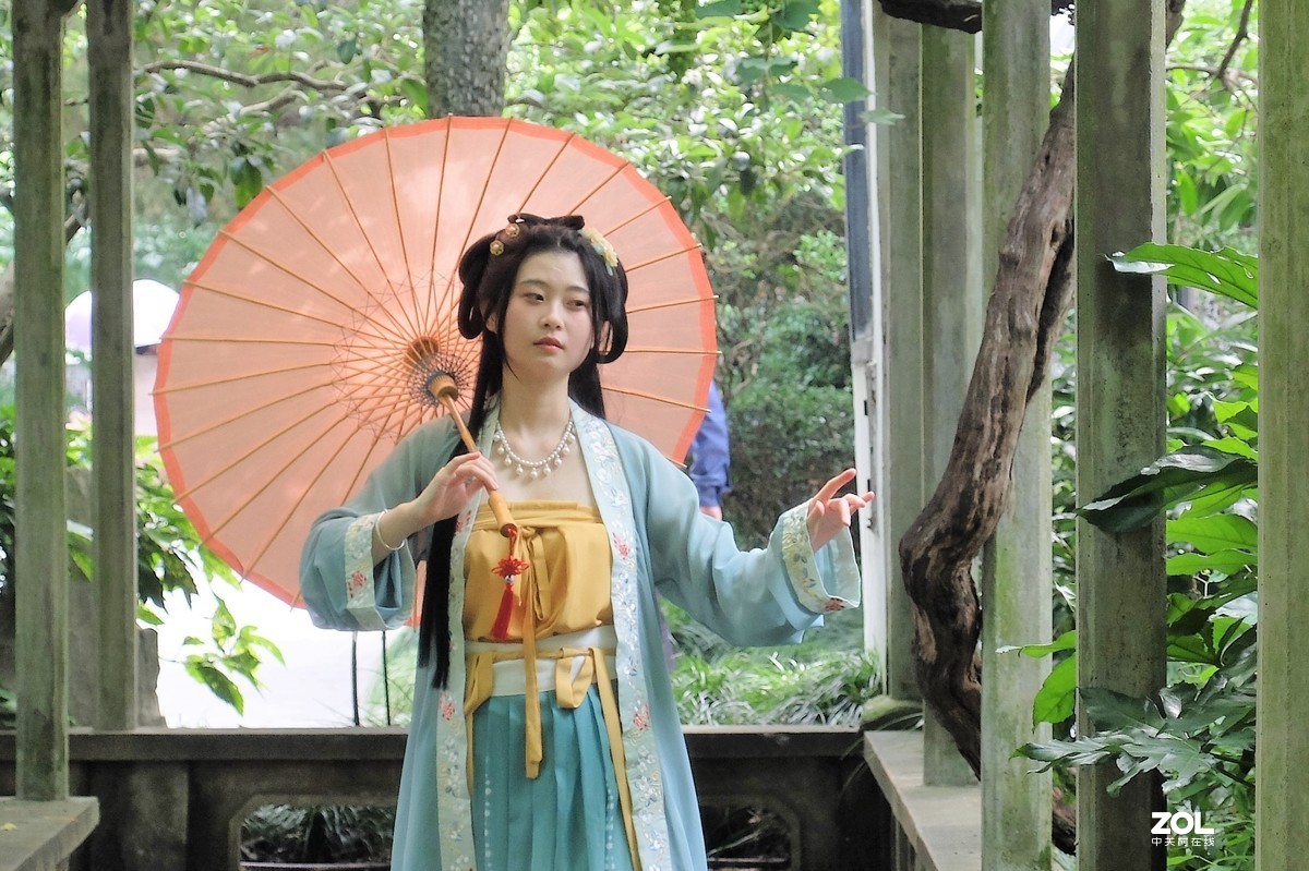 红伞女——摄于【偶遇】上海桂林公园