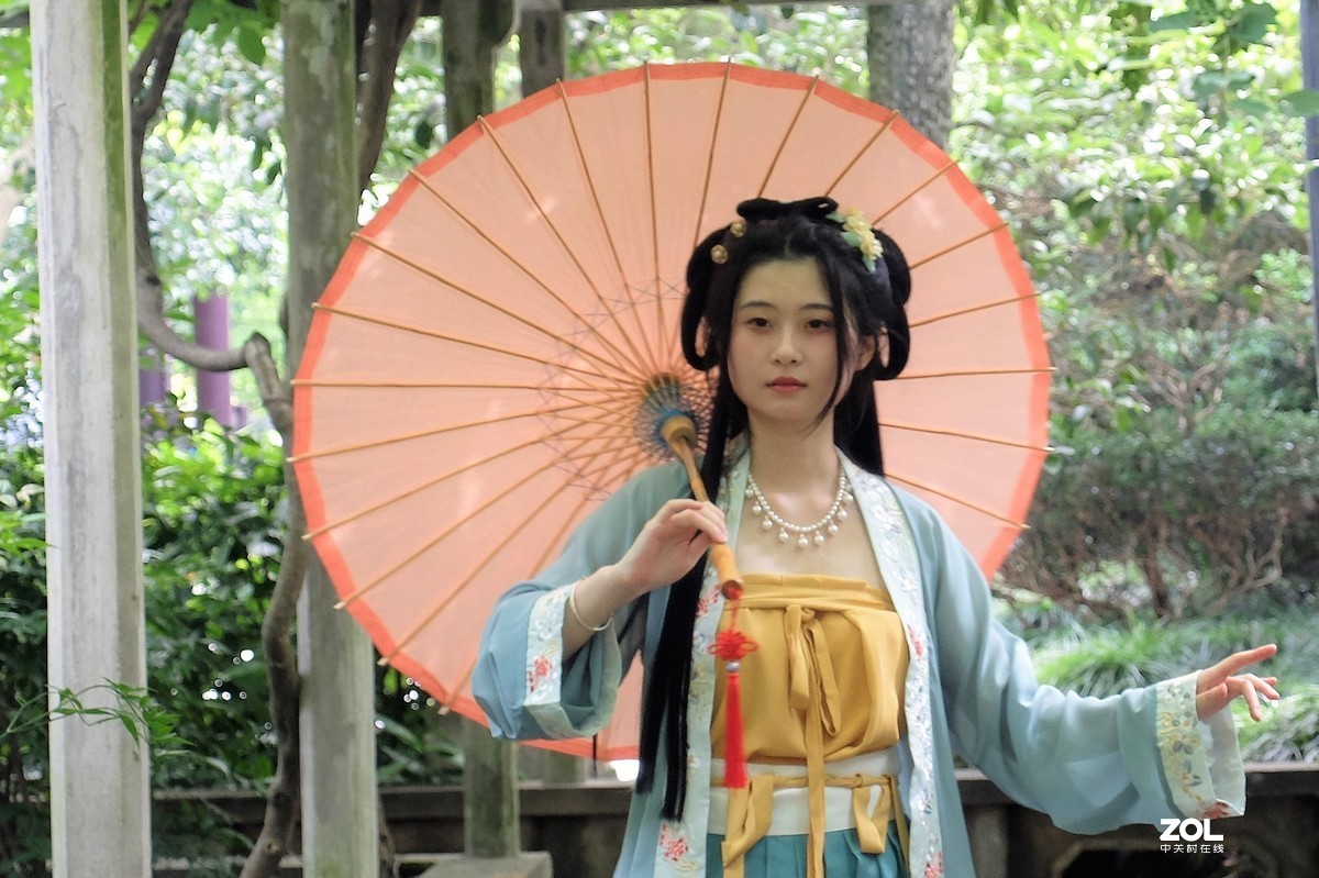红伞女——摄于【偶遇】上海桂林公园