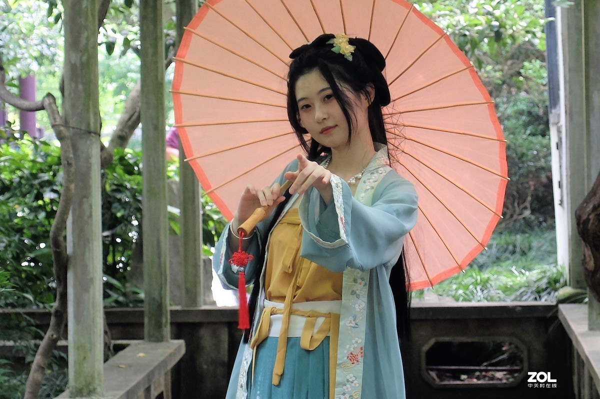 红伞女——摄于【偶遇】上海桂林公园
