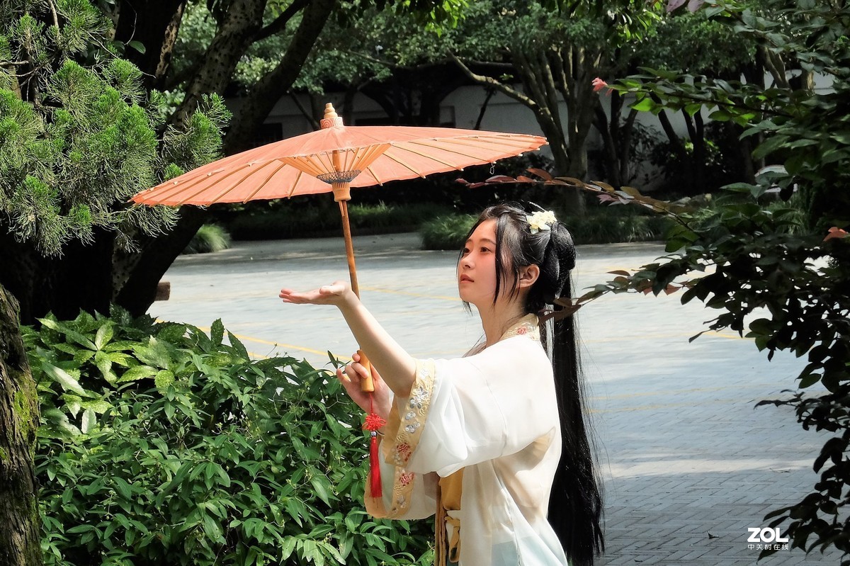 红伞女——摄于【偶遇】上海桂林公园
