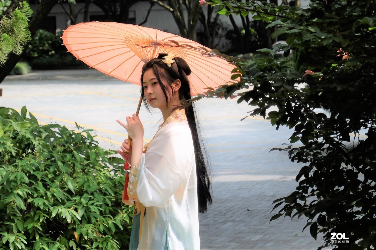 红伞女——摄于【偶遇】上海桂林公园