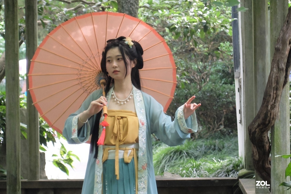 红伞女——摄于【偶遇】上海桂林公园