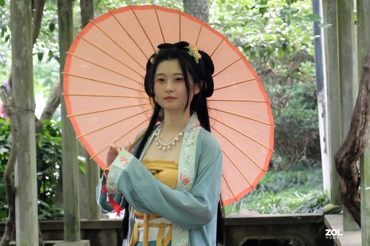 红伞女——摄于【偶遇】上海桂林公园