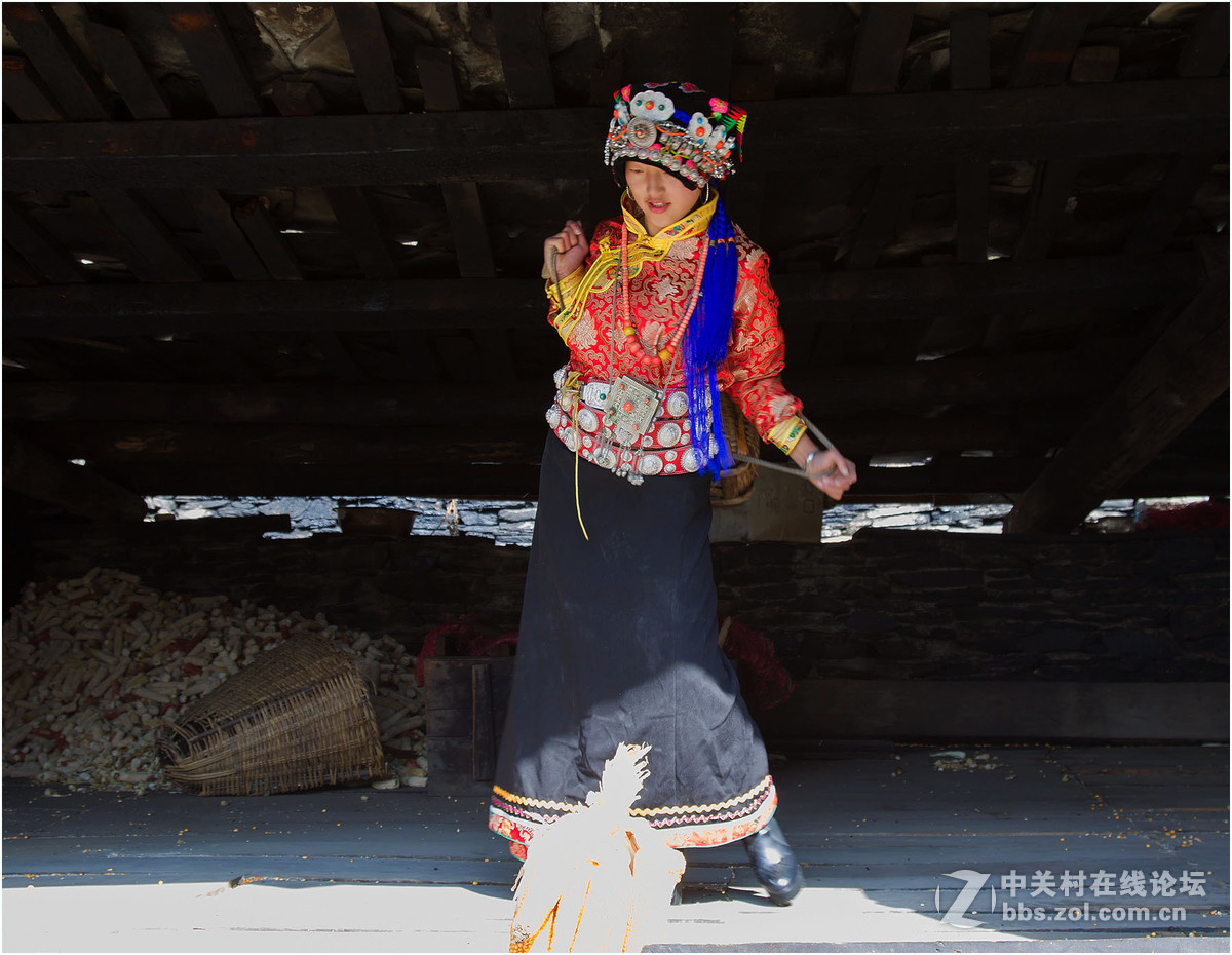 藏家姊妹花--四川理县下孟班达村红叶雪山风景区