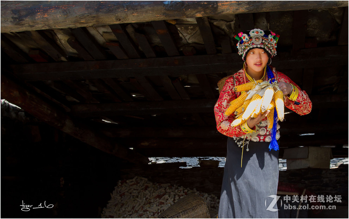 藏家姊妹花--四川理县下孟班达村红叶雪山风景区