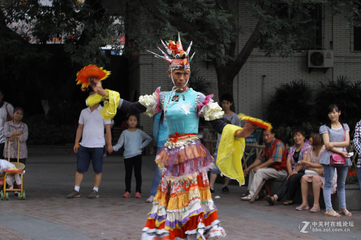 78岁老俊男公园秀舞姿,