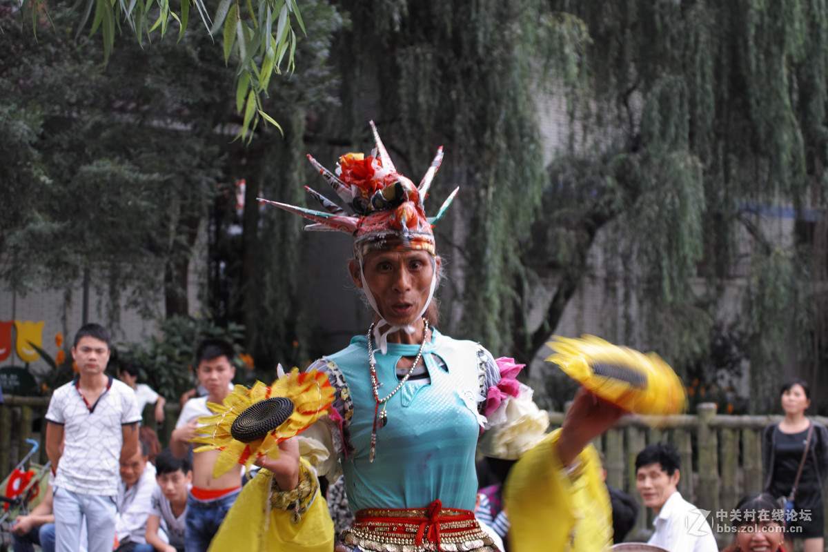 78岁老俊男公园秀舞姿,