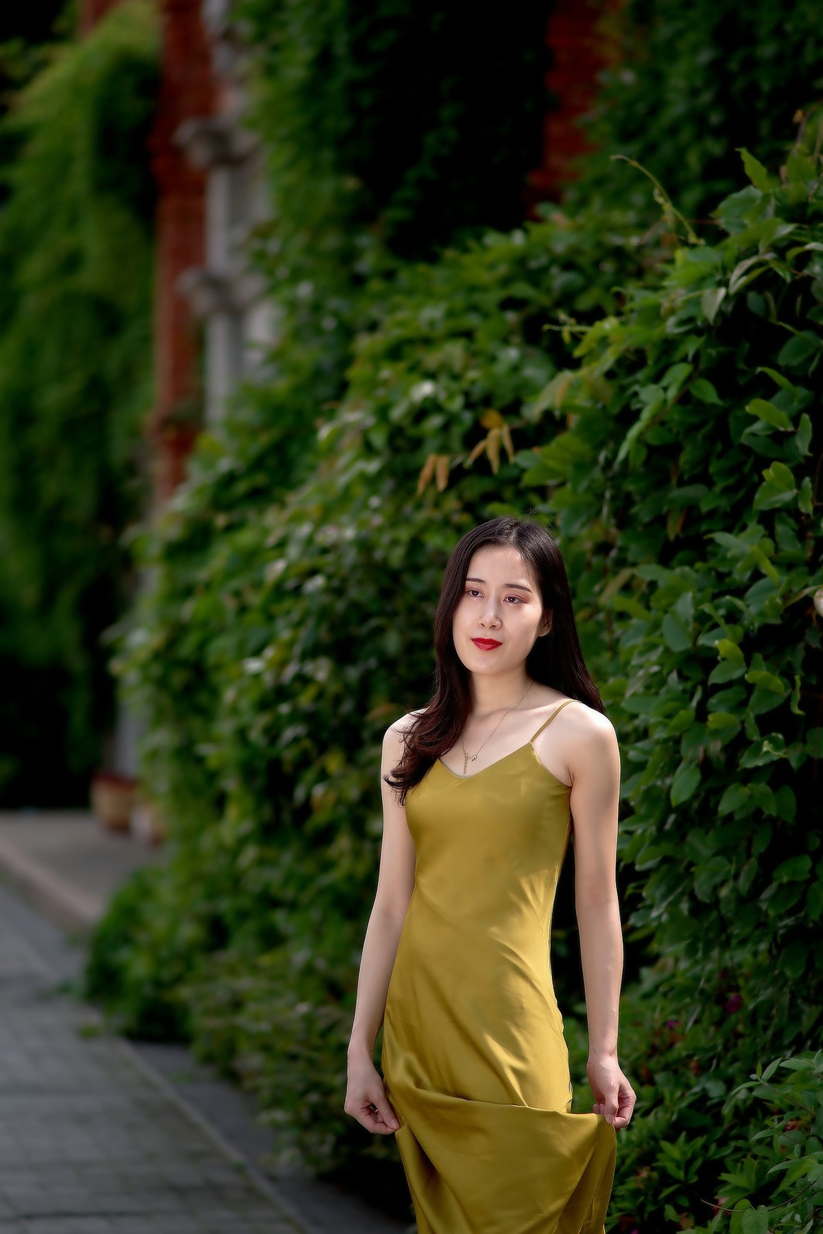 环境人像外拍佳佳女孩开心在汉口里