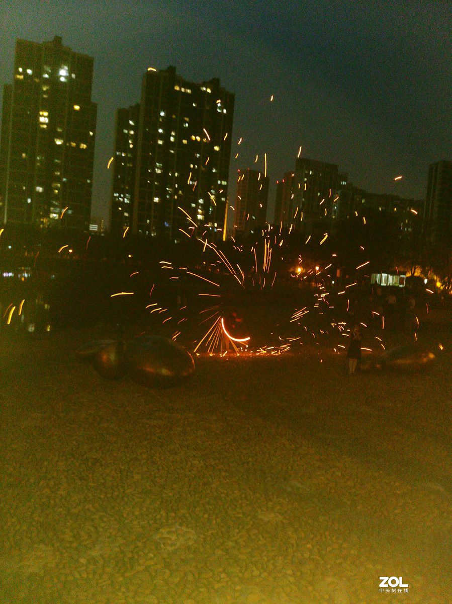 市区有十几个玩“火”的摄影人，我路过用手机蹭拍