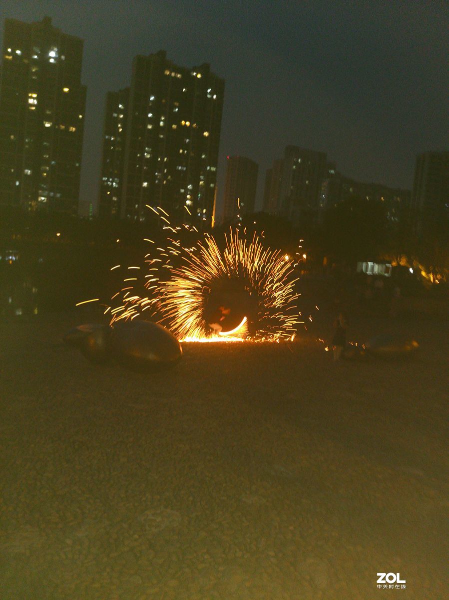 市区有十几个玩“火”的摄影人，我路过用手机蹭拍