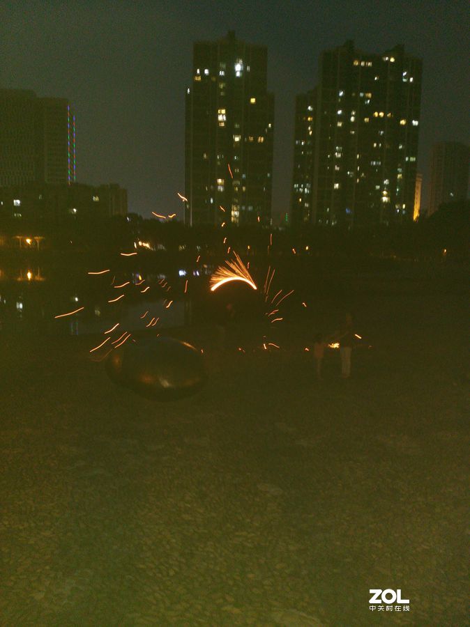 市区有十几个玩“火”的摄影人，我路过用手机蹭拍