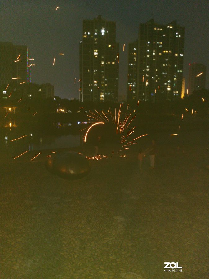 市区有十几个玩“火”的摄影人，我路过用手机蹭拍