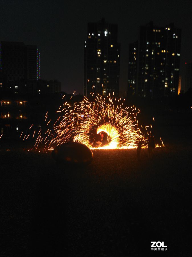 市区有十几个玩“火”的摄影人，我路过用手机蹭拍