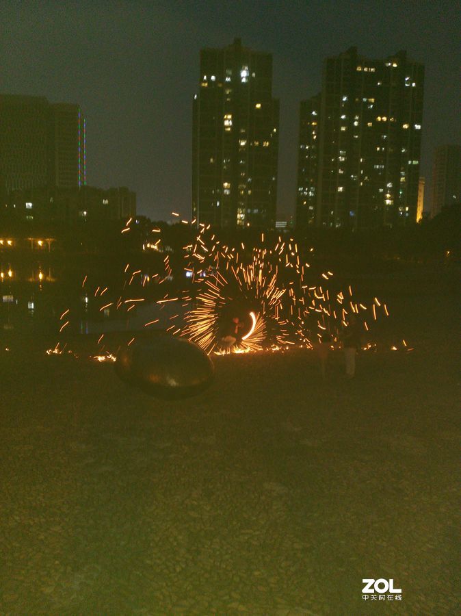 市区有十几个玩“火”的摄影人，我路过用手机蹭拍